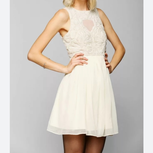 Kimchi Blue Cream A-line Mini Dress with Sleeveless Design and Crew Neck - Picture 1 of 16